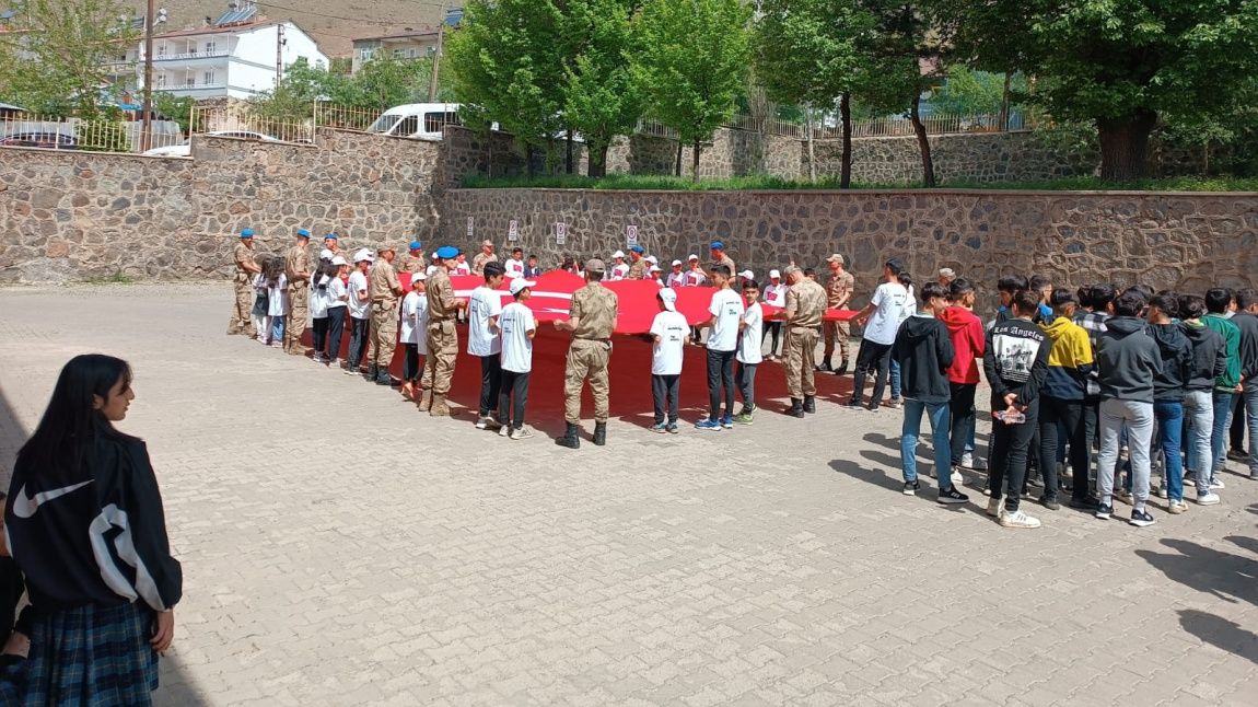 İlçede Yapılan 19 Mayıs Atatürk'ü Anma Gençlik ve Spor Bayramı Kutlamalarına Katılım Gösterildi
