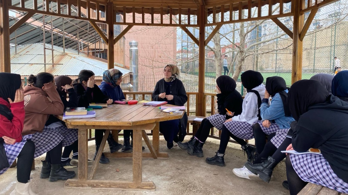 Okul Bahçesinde İslam Bilim Tarihi Dersi İşlendi