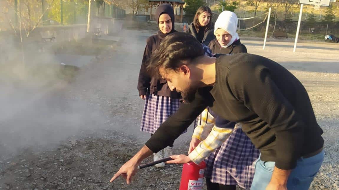 Afete Hazırlık Kulübü Tarafından Öğrencilerimize Yangın Söndürme Hakkında Bilgiler Verildi
