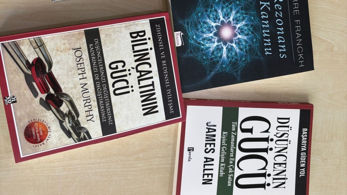  Okulumuz Kütüphanesinde En Çok Kitap Ödünç Alıp Okuyan 12/D Sınıfından Esra ZENGİN ‘ e Hediyelerimiz...
